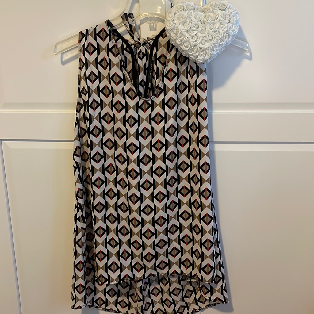 Hi, Lo, Sleeveless Blouse With Tie In The Back.